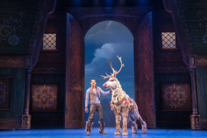 Sven and Kristoff enter the castle.